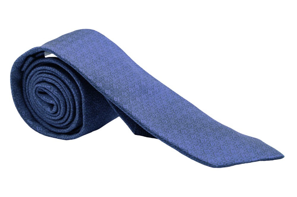 seidenkrawatte in blau mit diamantmuster, zusammengerollt
