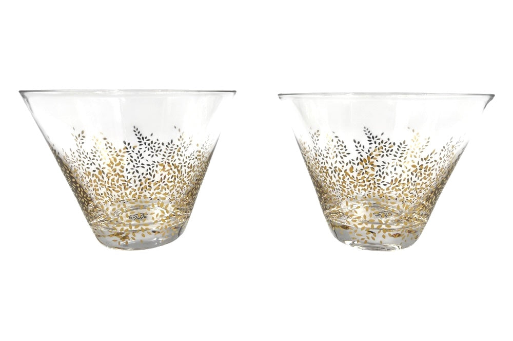 Die Chelsea Glasschalen im 2er Set sind aus transparentem Glas gefertigt und mit feinem Blattgold verziert. Motiv sind kleine Blätter. Ansicht beide Gläser