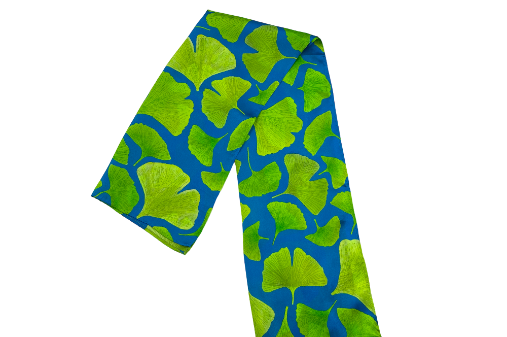 seidenschal mit dem Muster  Gingko, in blau, zusammengefaltet
