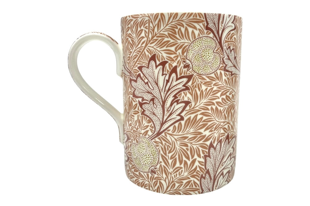 Eleganter Morris & Co. Becher aus feinem Porzellan mit dem Muster „Apple Madder“ – detailreiche Akanthusblätter und gesprenkelte Früchte in warmen Rottönen, Ansicht seitlicht mit Griff