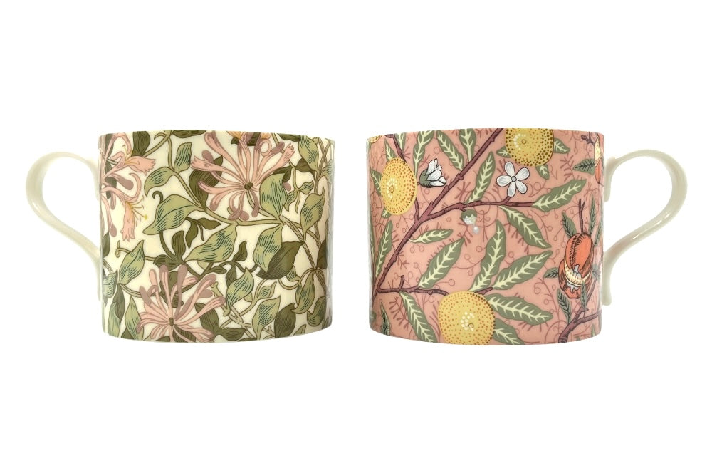 Dieses 2er-Set aus Knochenporzellan zeigt die Designs „Fruit“ und „Honeysuckle“ von William Morris. Es ist in Jadegrün, Gelb und Korallenrosa gehalten und für Mikrowelle, Spülmaschine und Gefrierschrank geeignet. Es kommt in einer schönen Geschenkbox. Ansicht auf die beiden Tassen