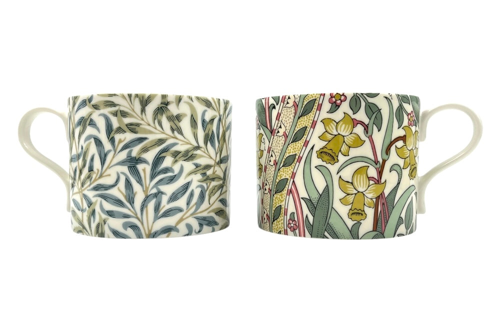 Dieses Set enthält zwei Tassen mit den klassischen William Morris-Designs "Daffodil" und "Willow Bough". Sie bestehen aus robustem Porzellan und sind für Mikrowelle und Spülmaschine geeignet. Ansicht von der Seite mit Griff