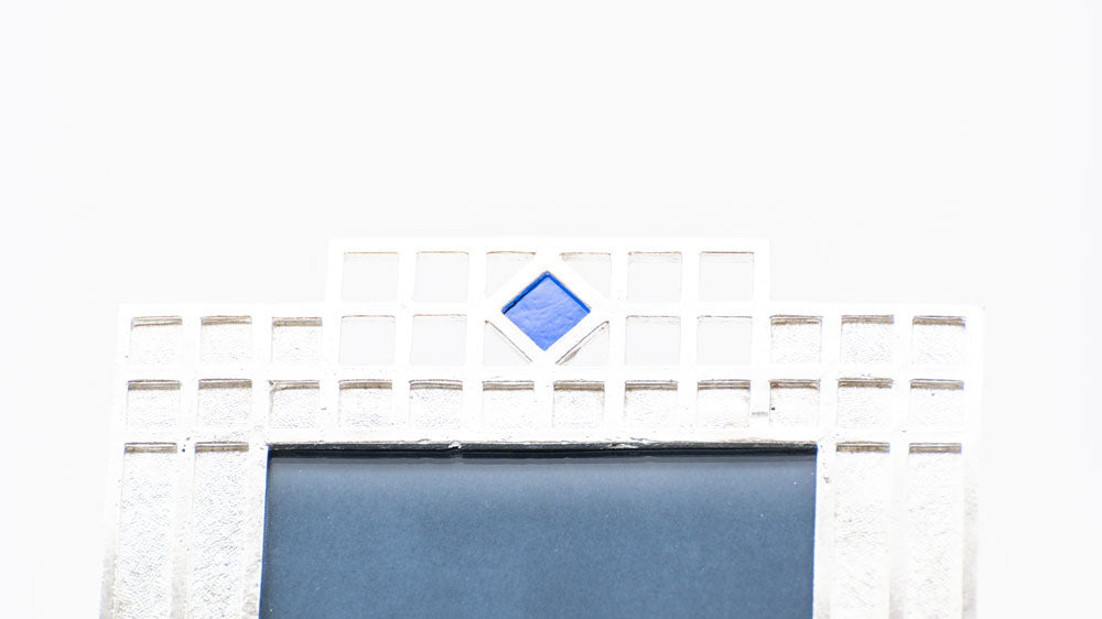 Zinnrahmen "Josef Hoffmann" mit quadratische Muster und der blaue Glaseinsatz, Detailansicht