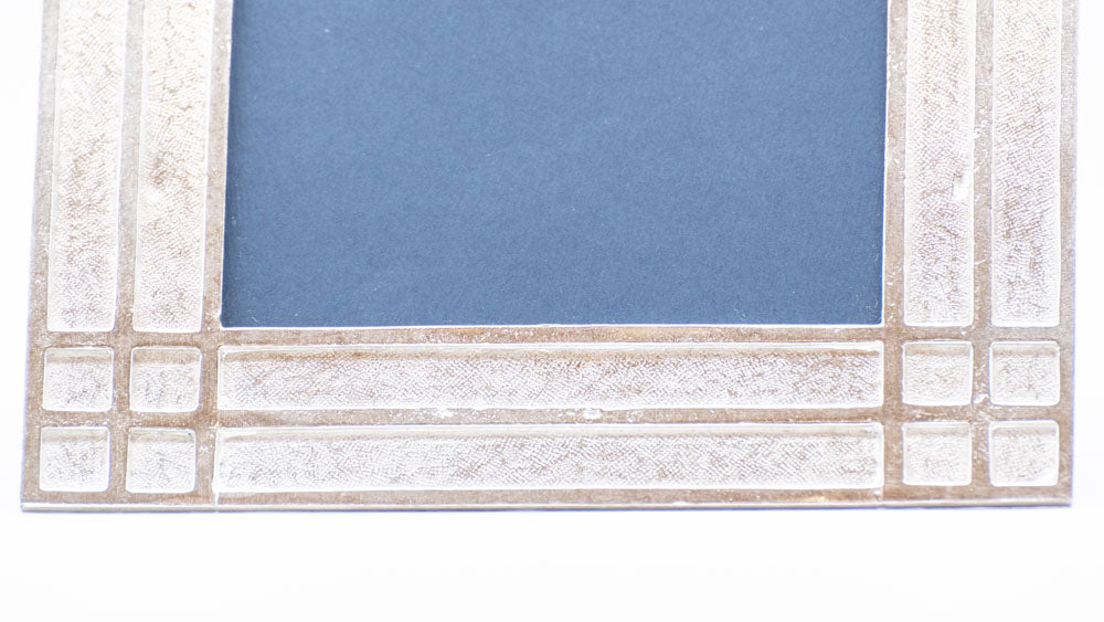 Zinnrahmen "Josef Hoffmann" mit quadratische Muster und der blaue Glaseinsatz, Detailansicht