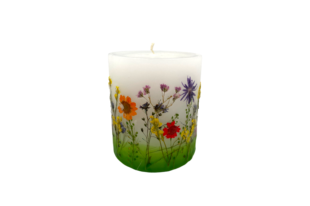 Kerze mit getrockneten blumen