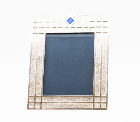 Zinnrahmen "Josef Hoffmann" mit quadratische Muster und der blaue Glaseinsatz